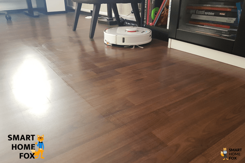 Roborock S7 Ultra моет пол в кабинете